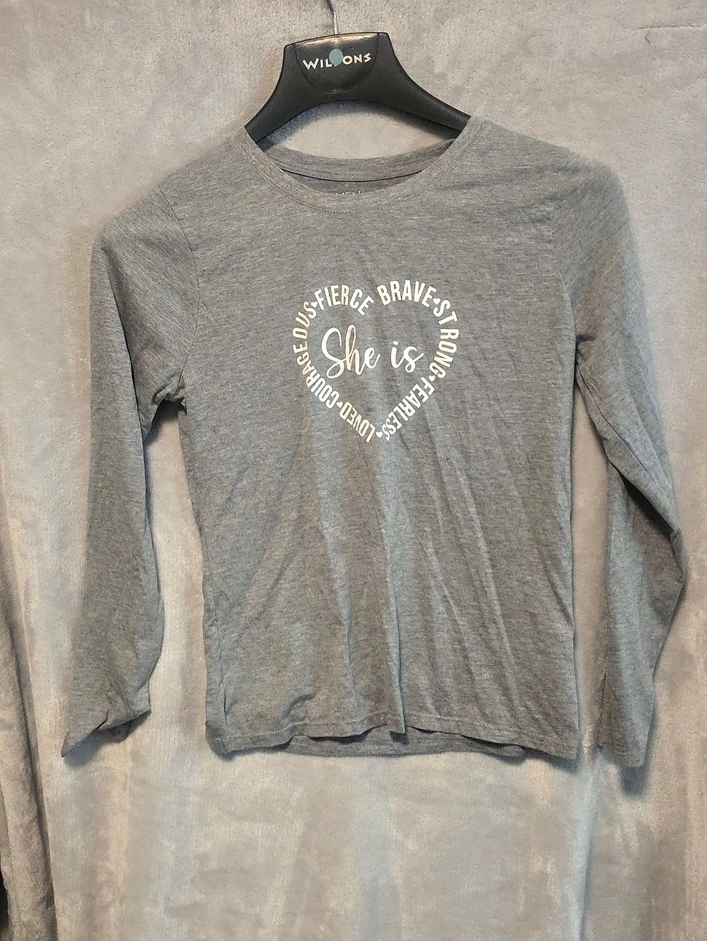 Time and Tru Long Sleeve Graphic Tee in Gray Size Small